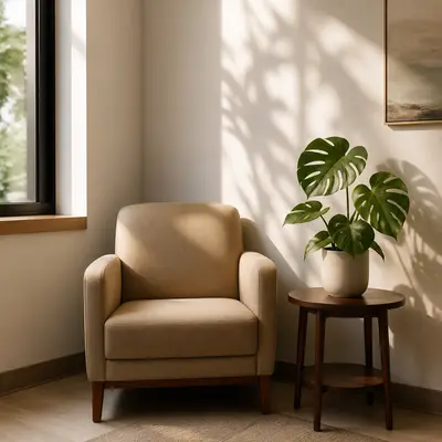 Poltrona e planta na sala de espera de uma clínica